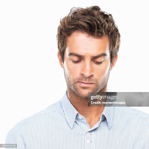close-up of young thoughtful business man looking down - regarder vers le bas photos et images de collection