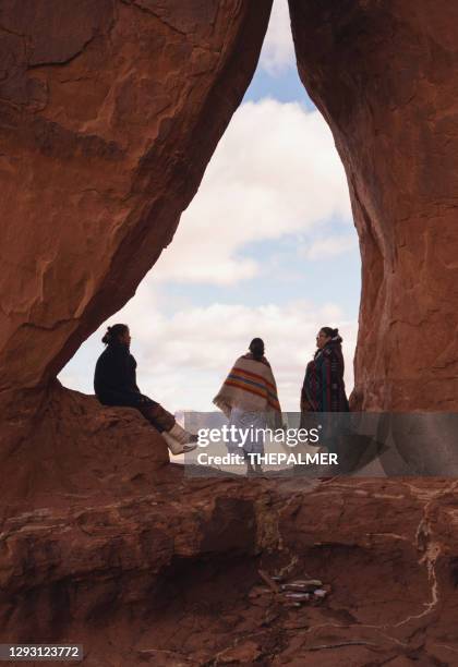 navajo-schwestern am tear drop arch im monument valley - arizona, usa - navajo stock-fotos und bilder