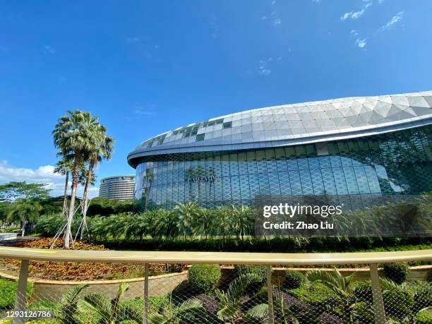 the crowded duty free shopping mall in sanya, hainan island, china - sanya stock pictures, royalty-free photos & images
