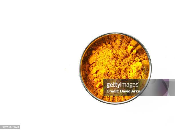 studio shot of curry powder in pan on white background - currypulver stock-fotos und bilder