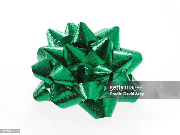 studio shot of green ribbon on white background - christmas bow stock-fotos und bilder
