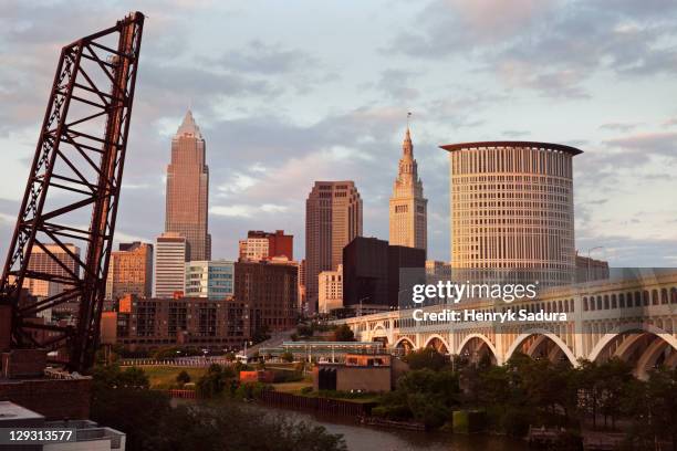 usa, ohio, cleveland, city at sunset - cleveland skyline stock pictures, royalty-free photos & images