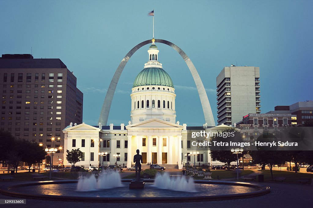 USA, Missouri, St. Louis, Fountain and courthouse at dusk