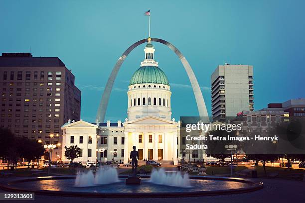 usa, missouri, st. louis, fountain and courthouse at dusk - st louis stock pictures, royalty-free photos & images