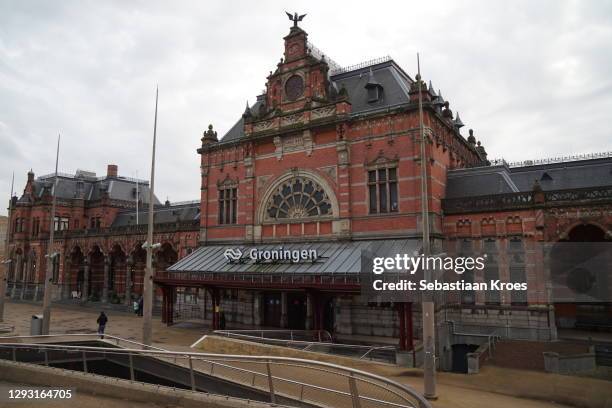 entrance of the groningen railway station, the netherlands - ville de groningen photos et images de collection