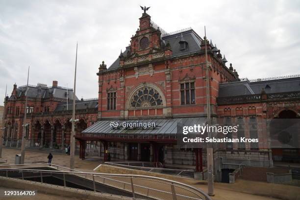 entrance of the groningen railway station, the netherlands - província de groningen imagens e fotografias de stock
