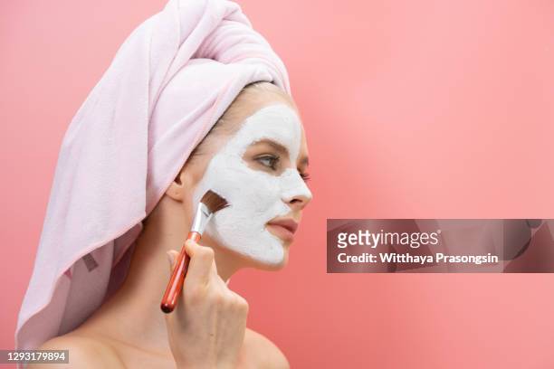 woman in mask on face in spa beauty - spa treatment ストックフォトと画像