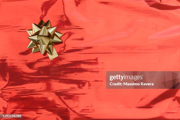 red shiny christmas paper - wrapping paper stock photos et images de collection