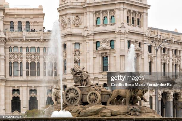 fountain of cibeles with madrid city hall on background in a foggy day. madrid, spain - cibeles stock-fotos und bilder