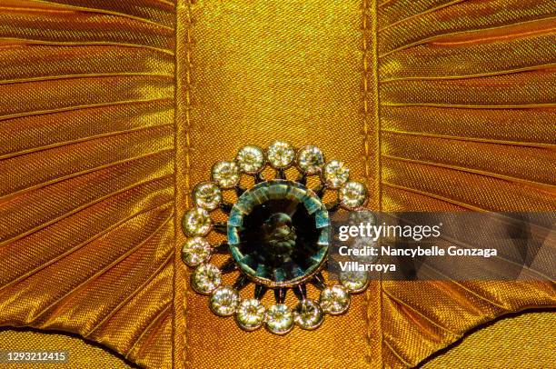 gold-coloured elegant evening ladies purse - diamante 個照片及圖片檔