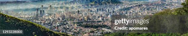 paesaggio urbano della valle di caracas dal parco nazionale di el avila - caracas foto e immagini stock