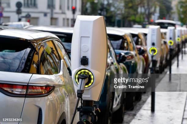 puntos de carga públicos en una calle - coche eléctrico coche de combustible alternativo fotografías e imágenes de stock