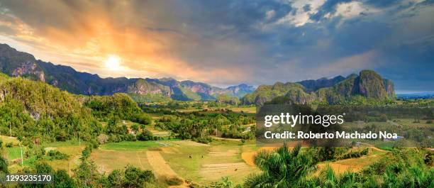 sunset in vinales valley, pinar del rio, cuba - vinales stockfoto's en -beelden