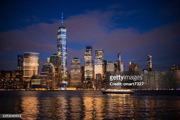 lower manhattan and the freedom tower - lower manhattan stock pictures, royalty-free photos & images