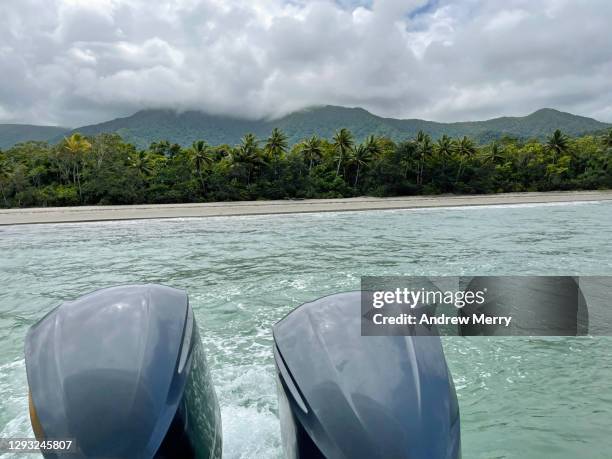speedboat, two outboard motors, mountains and tropical coastline - buitenboordmotor stockfoto's en -beelden