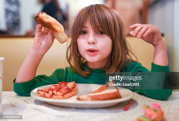 garoto bonito em um restaurante ou restaurante come almoço - lisa boothe - fotografias e filmes do acervo