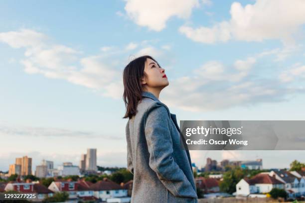 40 514点の空を見上げるのストックフォト Getty Images 40 514点の空を見上げるのストックフォト Getty Images