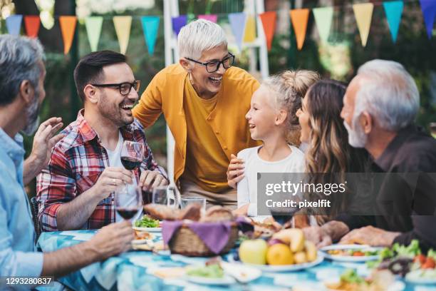 felice di incontrare tutta la famiglia! - party host foto e immagini stock