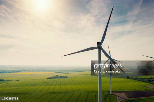 luftaufnahme von windkraftanlagen und landwirtschaftlichen feldern - clean energy stock-fotos und bilder