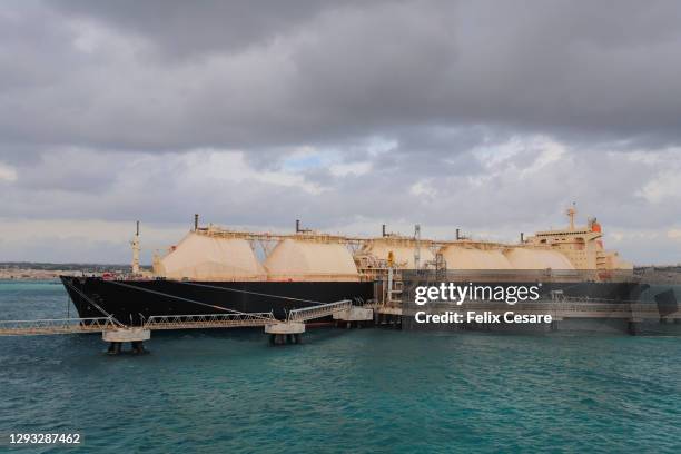 liquified natural gas floating storage unit (lng fsu) moored to the jetty. - lng stock-fotos und bilder