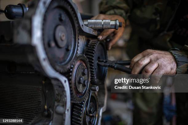 monteur die de motor bevestigt - tractor stockfoto's en -beelden