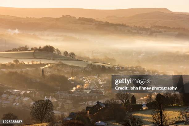 new mills christmas day sunrise, english peak district. uk. - buxton england stockfoto's en -beelden