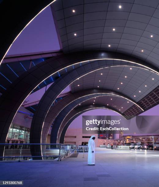 arab man in traditional robe at dubai international airport, uae - aeroporto internacional de dubai - fotografias e filmes do acervo