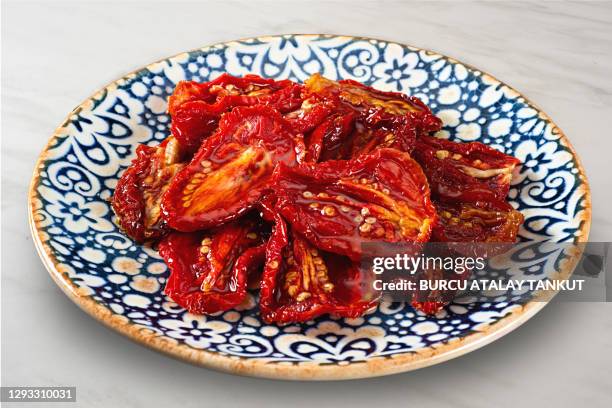sun dried tomatoes - alimentos-deshidratados fotografías e imágenes de stock