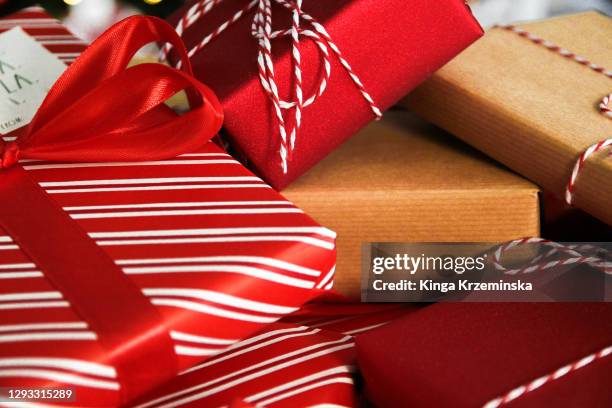 christmas presents - gift wrap stockfoto's en -beelden