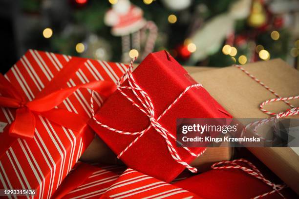 christmas presents background - christmas gifts stock pictures, royalty-free photos & images