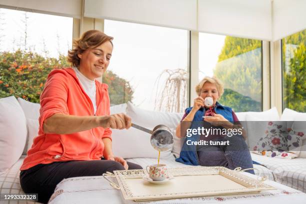 einfache freuden zu hause - turkish coffee stock-fotos und bilder