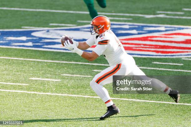 Austin Hooper of the Cleveland Browns completes a reception in the first quarter against the New York Jets at MetLife Stadium on December 27, 2020 in...