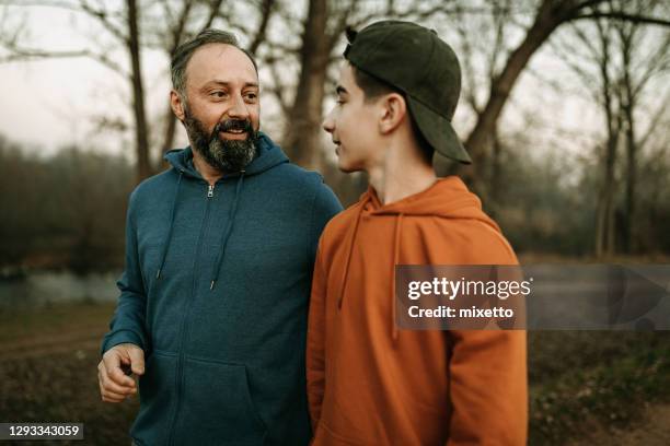 papa kennt immer die antwort - osteuropa stock-fotos und bilder