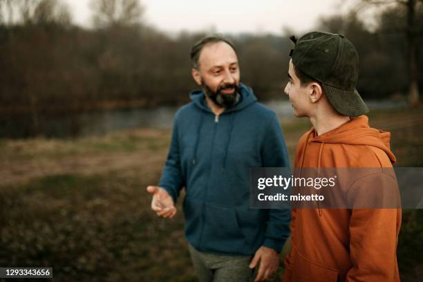 papai sempre sabe a resposta. - parents - fotografias e filmes do acervo