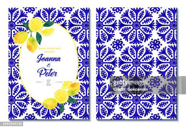 illustrations, cliparts, dessins animés et icônes de conception de carte d’invitation de mariage avec les citrons frais et les tuiles méditerranéennes bleu marine. concept de mariage, élément de conception. - citron
