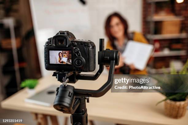 docent die online klas host - opnamestudio stockfoto's en -beelden