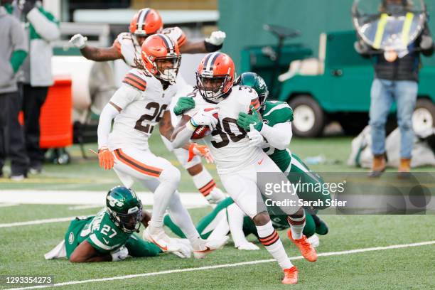Ernest Johnson of the Cleveland Browns returns a punt against the defense of Bronson Kaufusi of the New York Jets in the fourth quarter at MetLife...