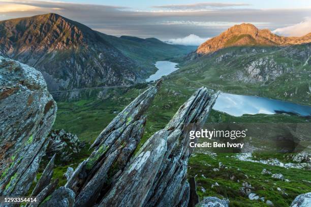 tryfan, llyn ogwen and yr ole wen at sunset in snowdonia national park, wales, uk - snowdonia fotografías e imágenes de stock