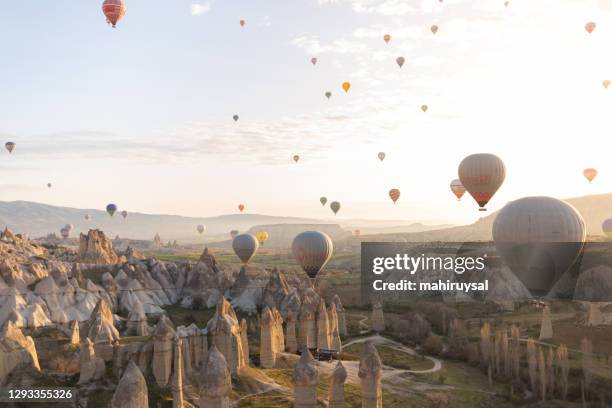 montgolfières colorées, cappadoce - cheminée de fée photos et images de collection