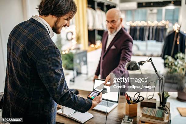 cliente satisfecho - fashion showroom fotografías e imágenes de stock