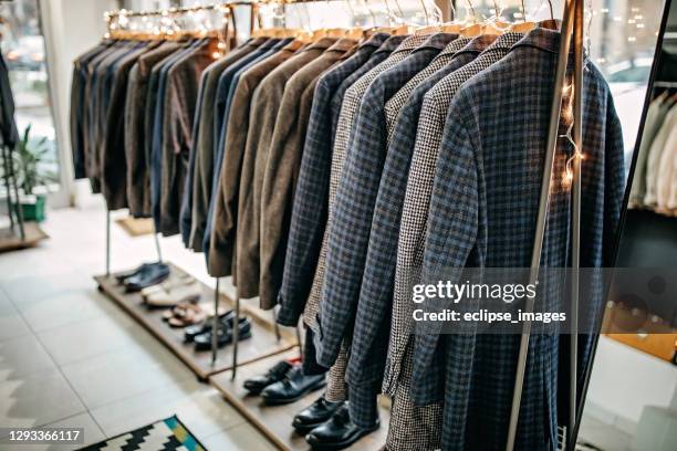 trajes en rack - abrigo fotografías e imágenes de stock