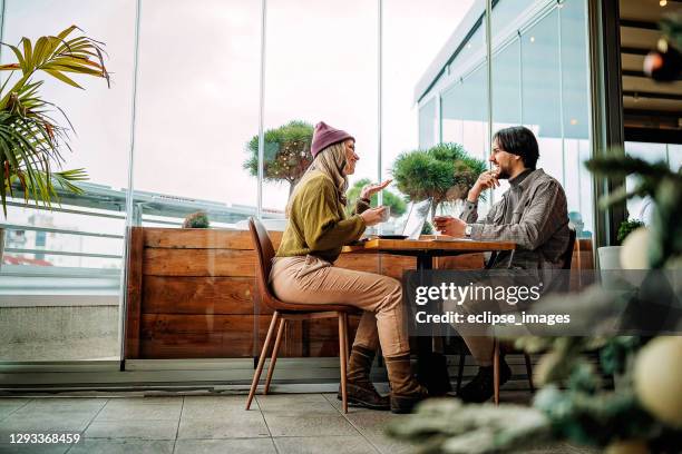 tack för din tid - couple in restaurant bildbanksfoton och bilder