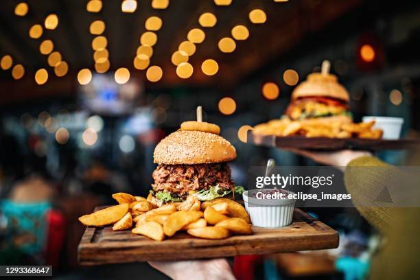 comida deliciosa - burger and chips fotografías e imágenes de stock