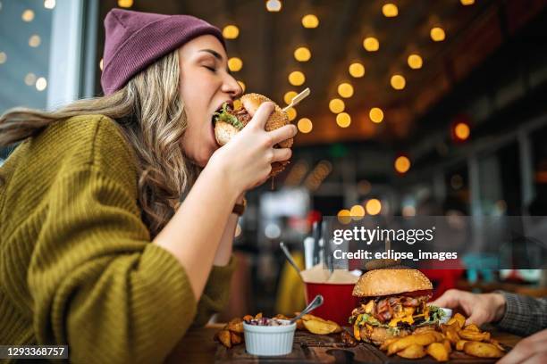 köstlicher burger - fat woman stock-fotos und bilder