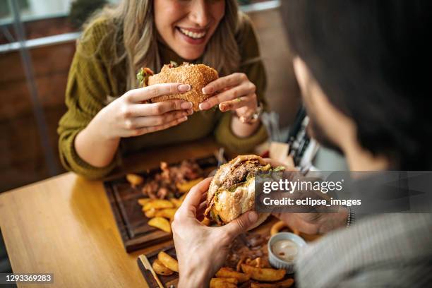 hamburguesa para dos - hamburguesa desde arriba fotografías e imágenes de stock