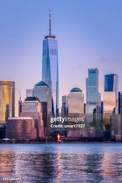 lower manhattan and the freedom tower - freedom tower stock pictures, royalty-free photos & images