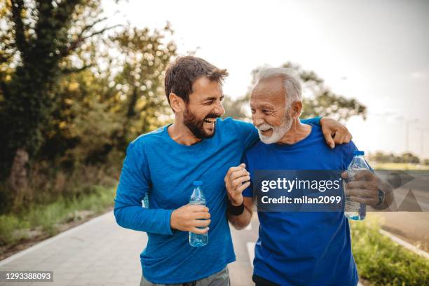 dos hombres haciendo ejercicio - aire libre fotografías e imágenes de stock