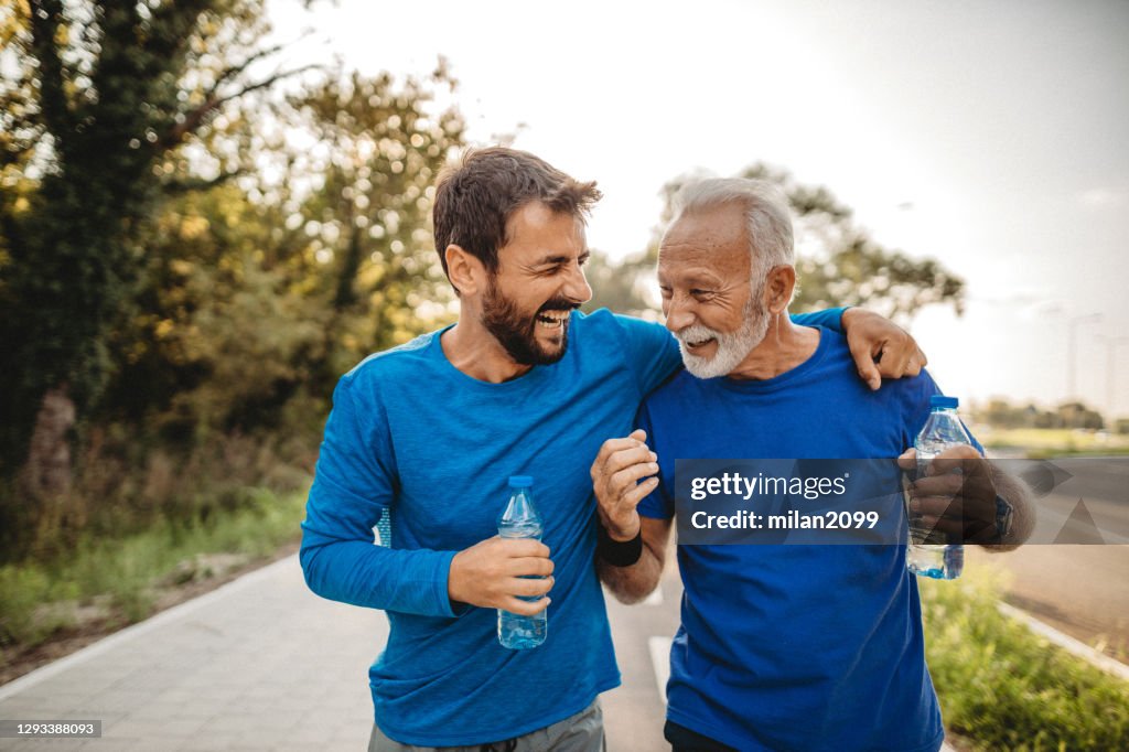 Deux hommes exerçant