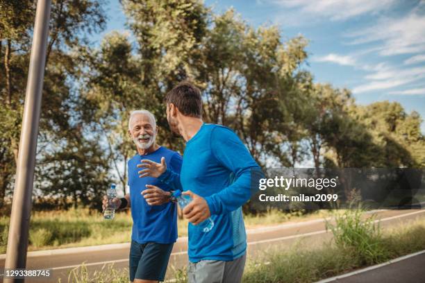 deux hommes qui font de l’exercice - senior gay man photos et images de collection