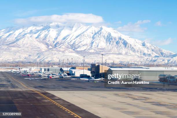 vista dalla pista all'aeroporto provo utah - provo foto e immagini stock